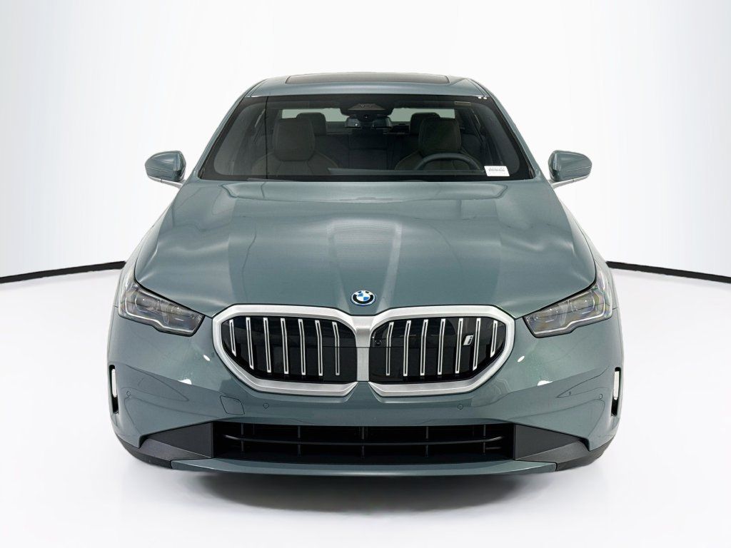 Used 2026 BMW i5 eDrive40 w/ Premium Package AWD/4WD image 2