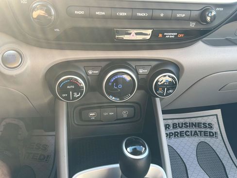 Used 2025 Hyundai Venue SEL FWD image 27