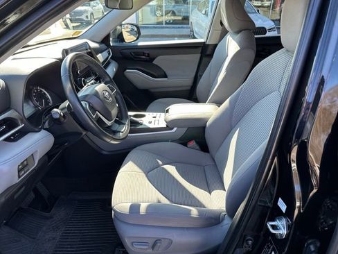 Used 2023 Toyota Highlander LE image 13