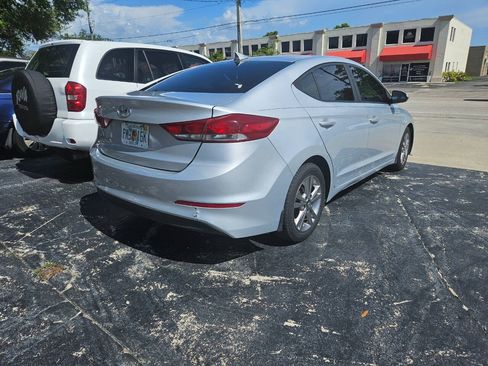 Used 2017 Hyundai Elantra SE FWD image 3