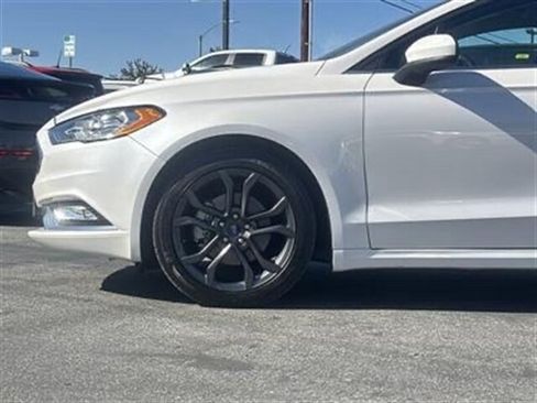 Used 2018 Ford Fusion SE w/ Equipment Group 201A image 3