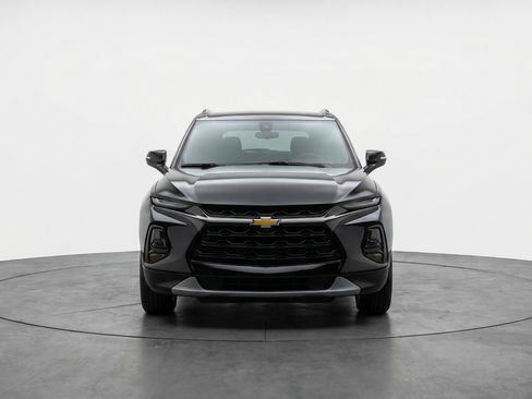 Used 2025 Chevrolet Blazer LT image 2