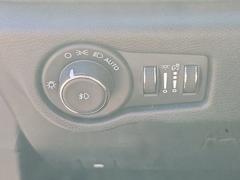 Used 2024 Chrysler Pacifica Touring FWD image 29