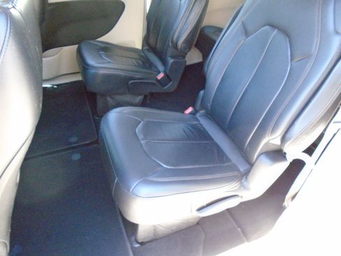Used 2017 Chrysler Pacifica Touring-L FWD image 12