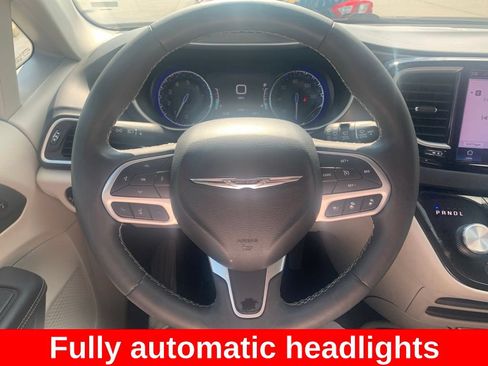 Used 2024 Chrysler Pacifica Touring-L FWD image 16