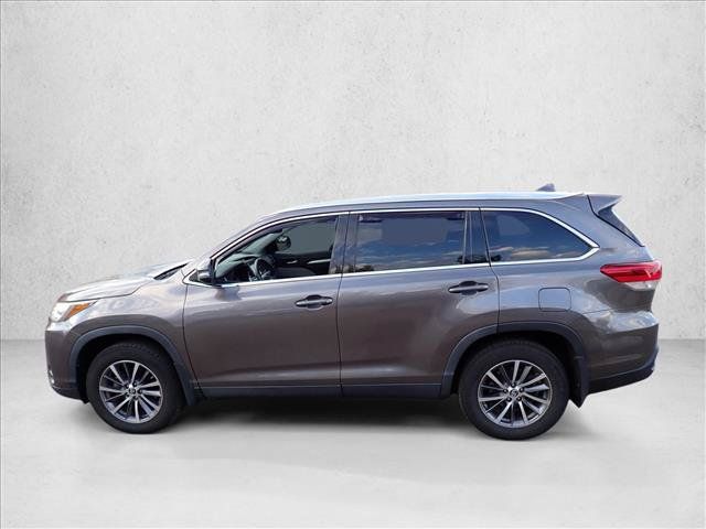 Used 2019 Toyota Highlander XLE AWD/4WD image 2
