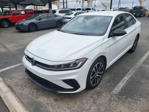 Used 2025 Volkswagen Jetta Sport image 4