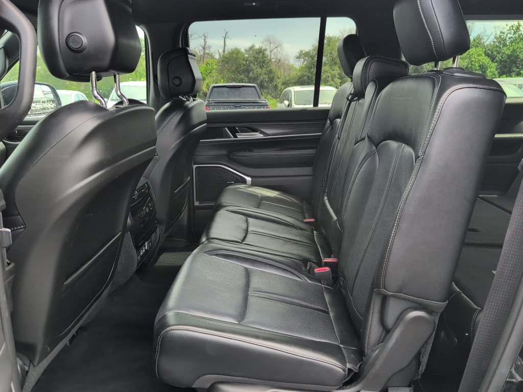 Used 2024 Jeep Wagoneer L Series III w/ Flexible Seating Group AWD/4WD image 9