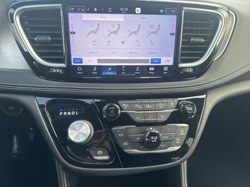 Used 2022 Chrysler Pacifica Limited w/ S Appearance Package image 11