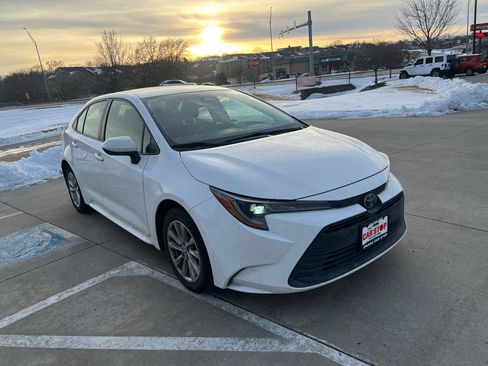 Used 2023 Toyota Corolla LE w/ LE Convenience Package image 4