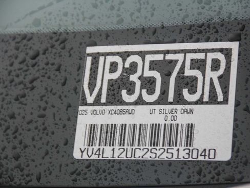 Used 2025 Volvo XC40 B5 Plus image 29