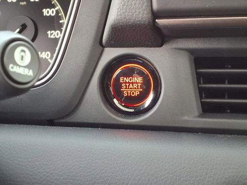 Used 2025 Honda Pilot TrailSport image 27