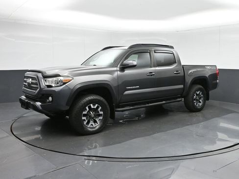 Used 2017 Toyota Tacoma TRD Off-Road image 3
