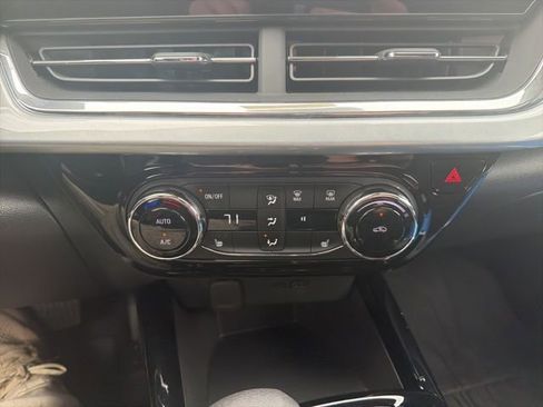 Used 2024 Chevrolet Trax LT w/ LT Convenience Package image 27