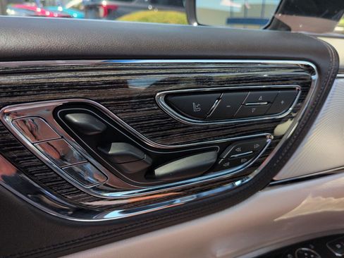 Certified 2019 Lincoln Continental Black Label FWD image 30