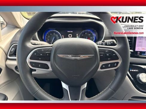Used 2024 Chrysler Pacifica Touring-L FWD image 28