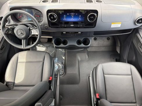 Used 2025 Mercedes-Benz Sprinter 2500 image 16