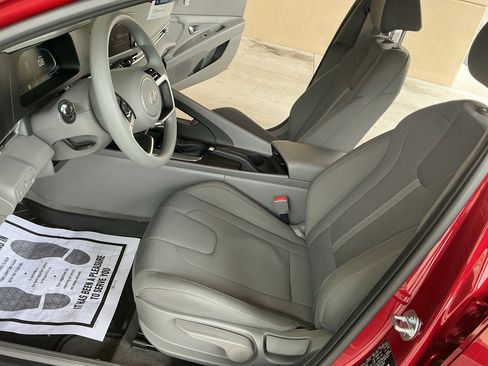 Certified 2025 Hyundai Elantra SE image 11