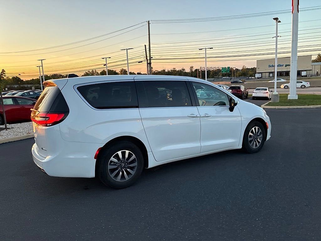 Used 2023 Chrysler Pacifica Touring-L FWD image 8