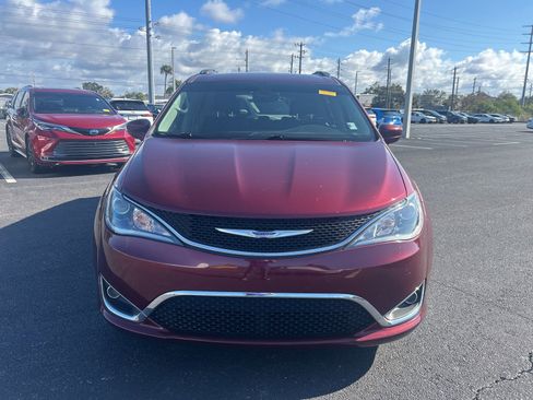 Used 2018 Chrysler Pacifica Touring-L Plus image 2