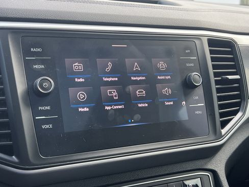 Used 2021 Volkswagen Atlas Cross Sport SE w/ Panoramic Sunroof Package image 24