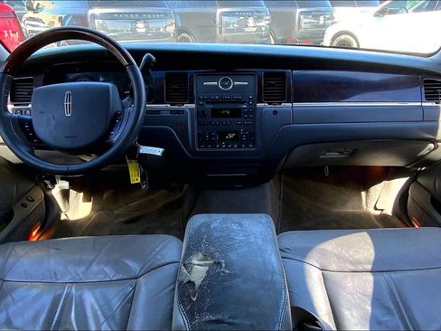 Used 2011 Lincoln Town Car Signature Limited image 15