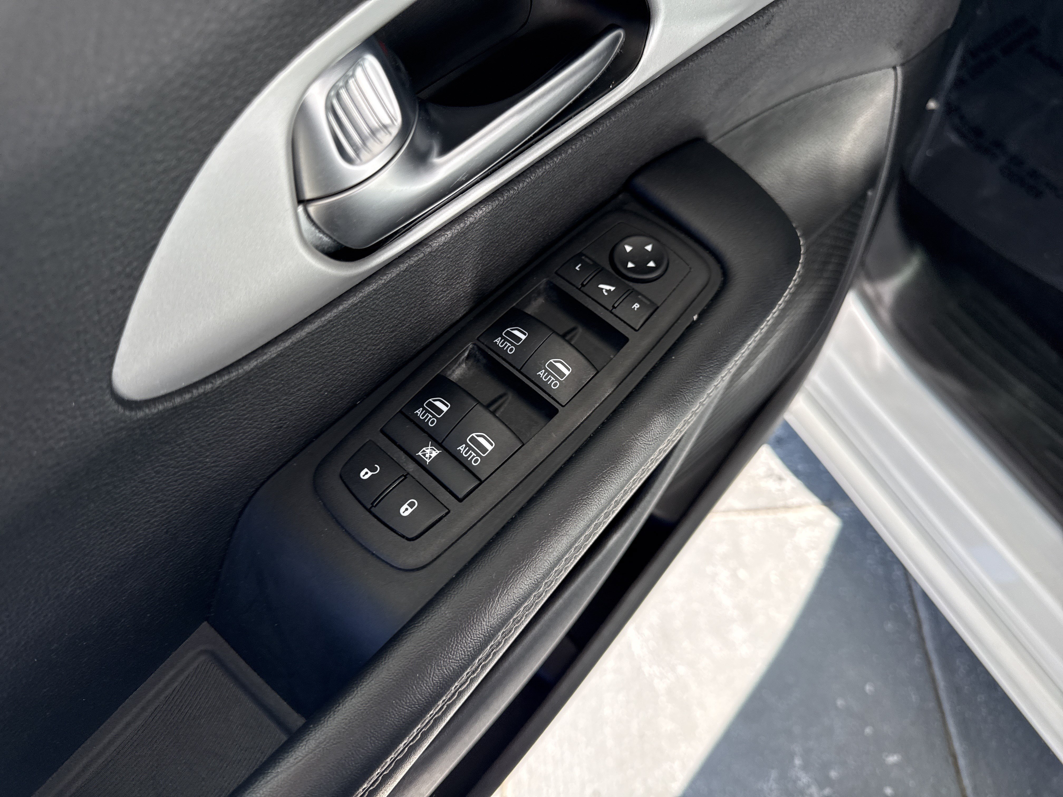 Used 2025 Chrysler Pacifica Limited FWD image 9