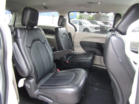 Used 2024 Chrysler Pacifica Touring-L FWD image 27