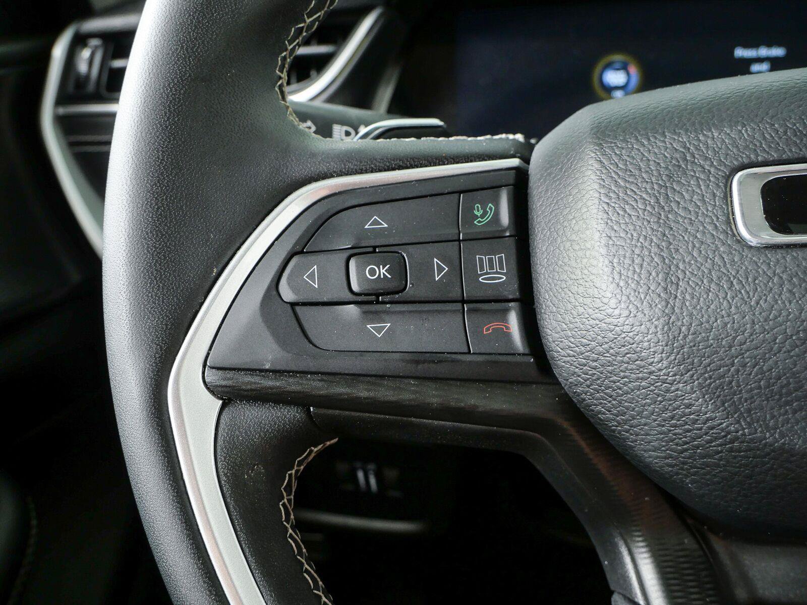 Used 2023 Jeep Grand Cherokee Laredo X AWD/4WD image 12