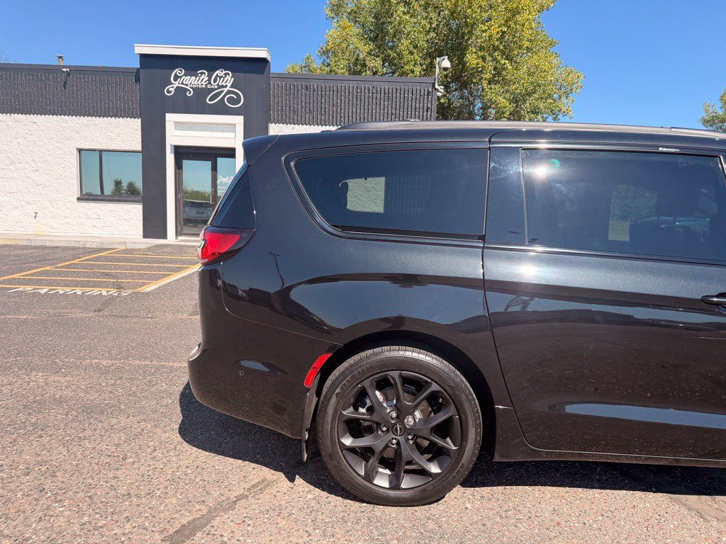 Used 2021 Chrysler Pacifica Touring-L w/ Uconnect Theater Family Group AWD/4WD image 4