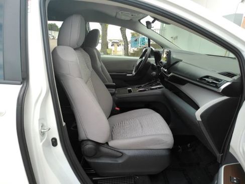 Used 2023 Toyota Sienna LE FWD image 21