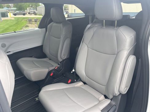 Used 2025 Toyota Sienna XLE FWD image 14