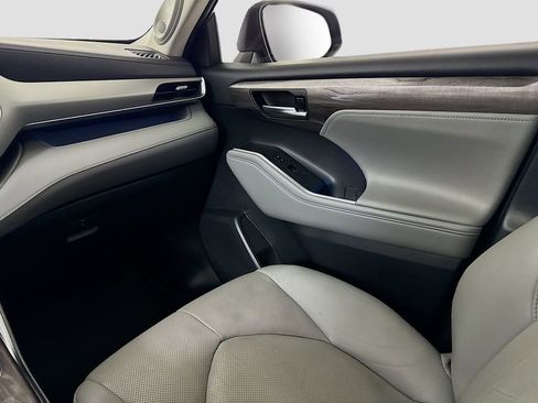 Used 2021 Toyota Highlander Platinum image 24