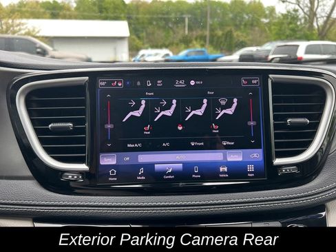 Used 2022 Chrysler Pacifica Touring-L FWD image 23