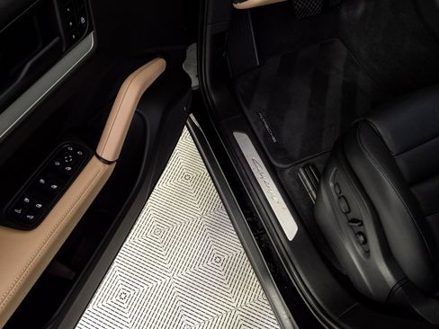 Certified 2024 Porsche Cayenne image 8