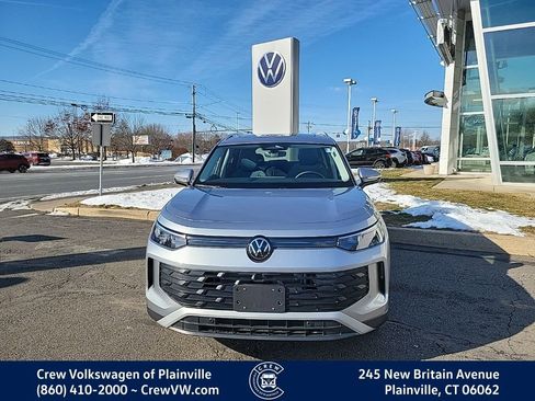 Certified 2025 Volkswagen Tiguan SE image 2