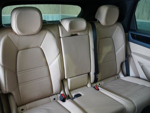 Used 2020 Porsche Cayenne image 36