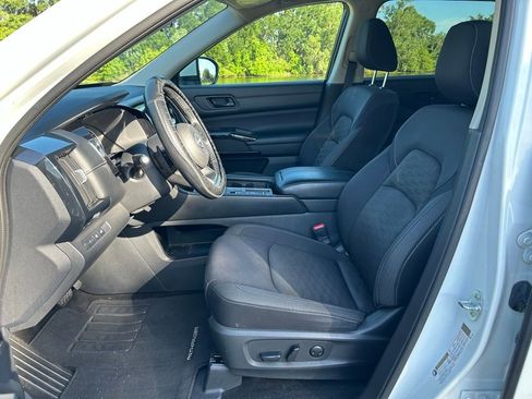 Used 2023 Nissan Pathfinder SV w/ SV Premium Package FWD image 15