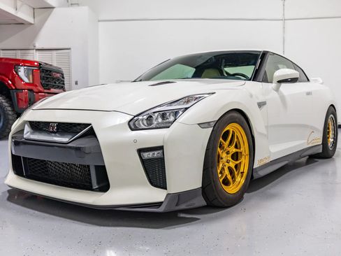 Used 2017 Nissan GT-R Premium w/ Premium Interior Package AWD/4WD image 2
