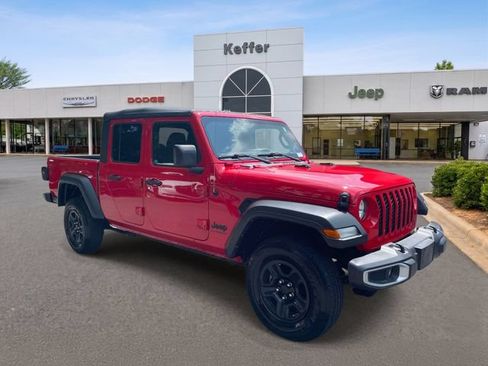 Used 2023 Jeep Gladiator Sport AWD/4WD image 2