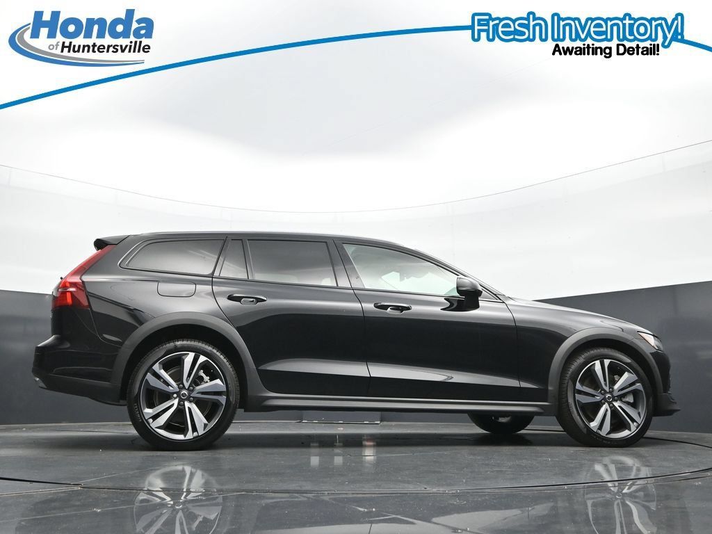 Used 2025 Volvo V60 B5 Cross Country Plus AWD/4WD image 37