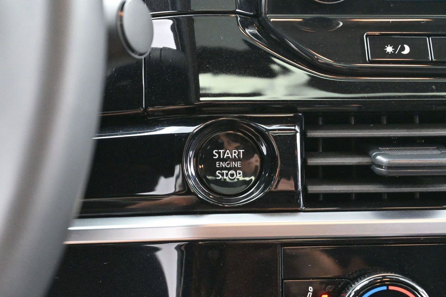 Used 2025 Nissan Pathfinder SL w/ SL Premium Package FWD image 25