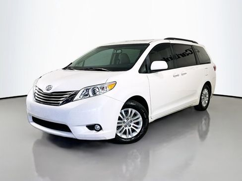 Used 2017 Toyota Sienna XLE w/ XLE Navigation Package FWD image 3