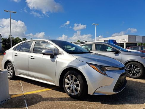 Used 2025 Toyota Corolla LE FWD image 3