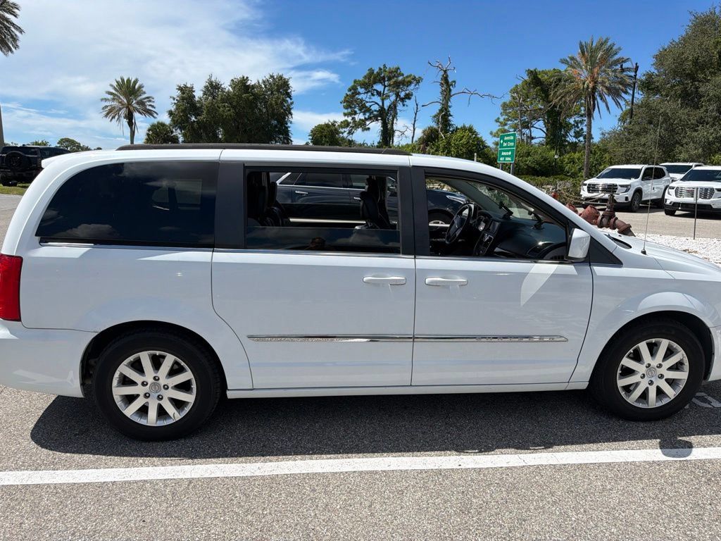Used 2016 Chrysler Town & Country Touring FWD image 11