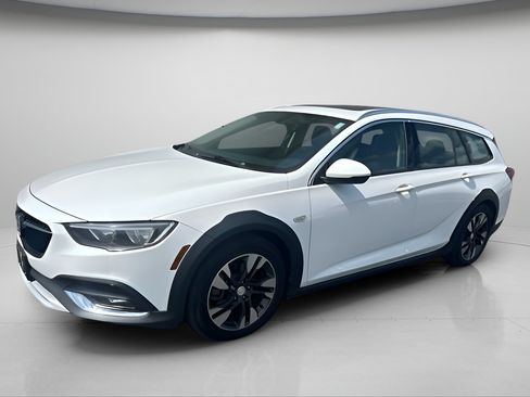 Used 2018 Buick Regal Preferred w/ Sights and Sounds Package AWD/4WD image 3