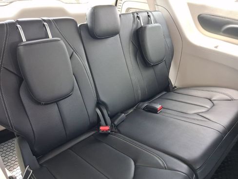 Used 2022 Chrysler Pacifica Touring-L FWD image 16