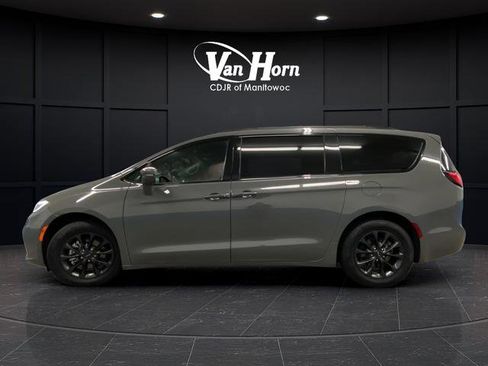 Used 2021 Chrysler Pacifica Touring-L w/ S Appearance Package FWD image 4