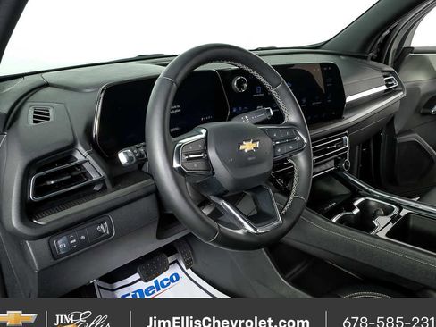 Used 2025 Chevrolet Traverse LT image 4