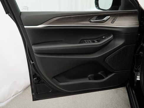 New 2025 Jeep Grand Cherokee Limited w/ Trailer Tow Package image 28